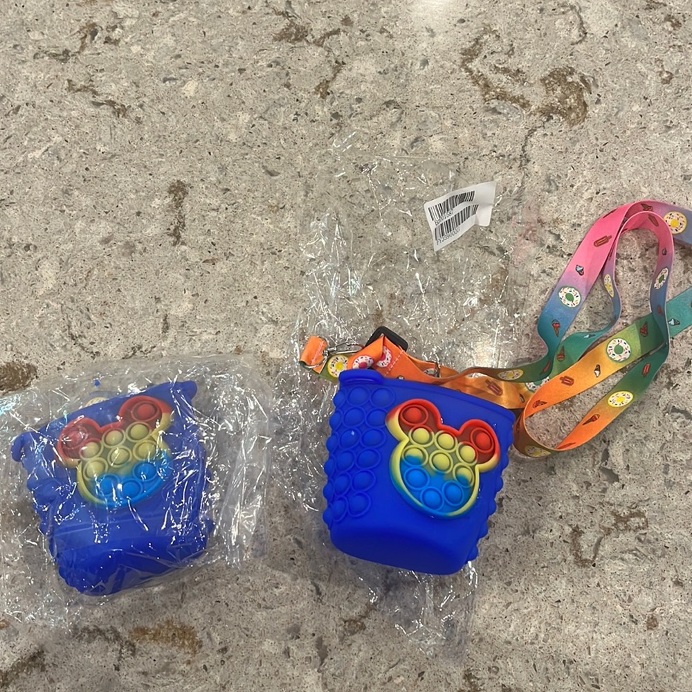2 never used with tags kids water bottle pop it holder